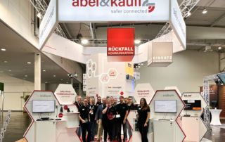 Messestand von abel&käufl auf der INTERSCHUTZ 2026 mit den Schwerpunkten Rückfallkommunikation und Einsatzkommunikation sowie dem Messeteam und Partnerlösungen für sichere Kommunikation.