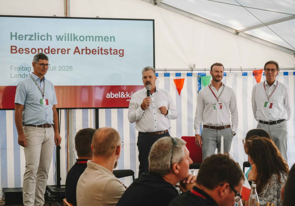 Die Geschäftsführung von abel&käufl eröffnet den besonderen Arbeitstag 2026 und stellt die zukünftige Unternehmensausrichtung vor.