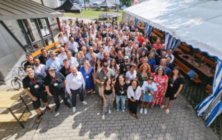 Mitarbeitende beim gemeinsamen Gruppenbild während des besonderen Arbeitstag bei abel&käufl