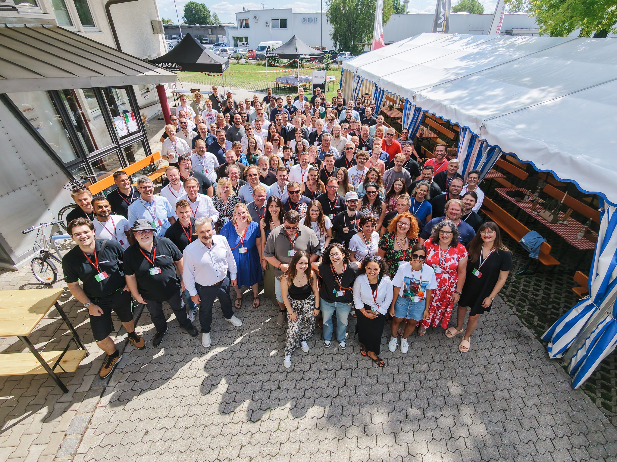 Mitarbeitende beim gemeinsamen Gruppenbild während des besonderen Arbeitstag bei abel&käufl