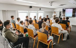 Schülerinnen und Schüler der Mittelschule Rottenburg bei abel&käufl
